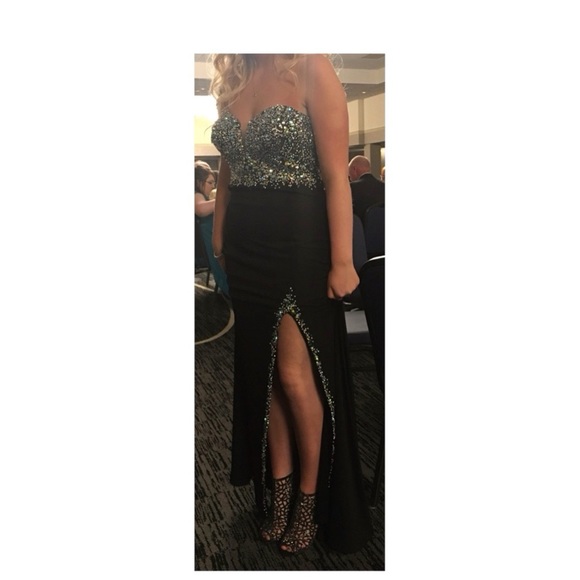 Elegant strapless gown with jewelled bodice - Picture 5 of 6